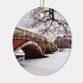 チャールズ・リバー・ボストンの冬のクリスマス セラミックオーナメント (左)