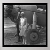 チャールズ・リンドバーグと飛行機の隣の妻1929 ポスター (正面)