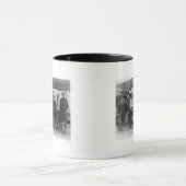 チャールズ・リンドバーグと7人の男は マグカップ (中央)