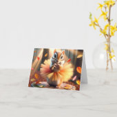 チュチュを着たチップマンクが木の幹に座っている カード (黄色い花)