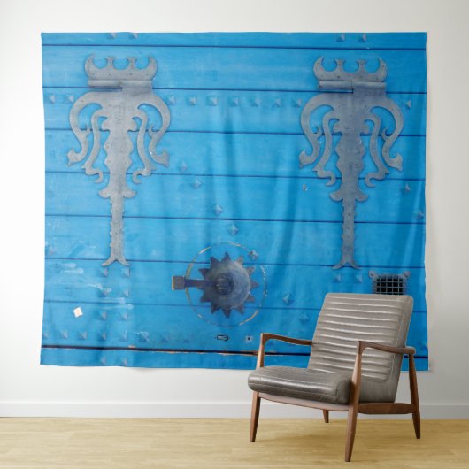 チュニジアの古びた木製の鮮やかな青いドアの背景 タペストリー (インサイチュ(横))
