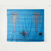 チュニジアの古びた木製の鮮やかな青いドアの背景 タペストリー (正面(横))