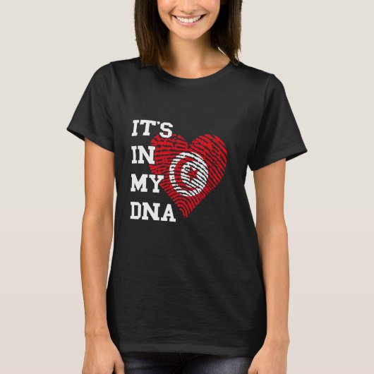 チュニジアの旗が私のDNAにハートの指紋で チュニジア Tシャツ (正面)