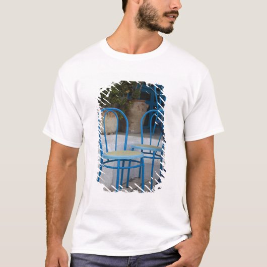 チュニジア、シディ・ブ・サイド、カフェの椅子 Tシャツ (正面)