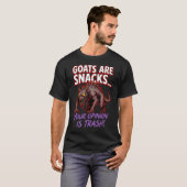チュパカブラ ヤギはおやつ 面白い 未確認生物のユーモア Tシャツ (正面フル)