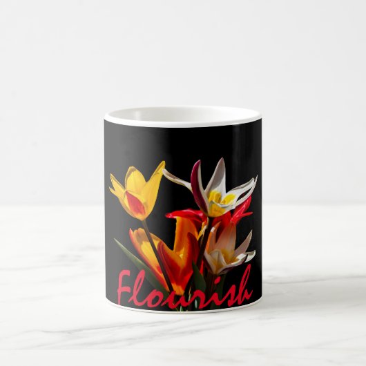 チュリップの花 - 闇に咲く コーヒーマグカップ (中央)
