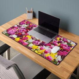 チューリップでいっぱいの畑 デスクマット