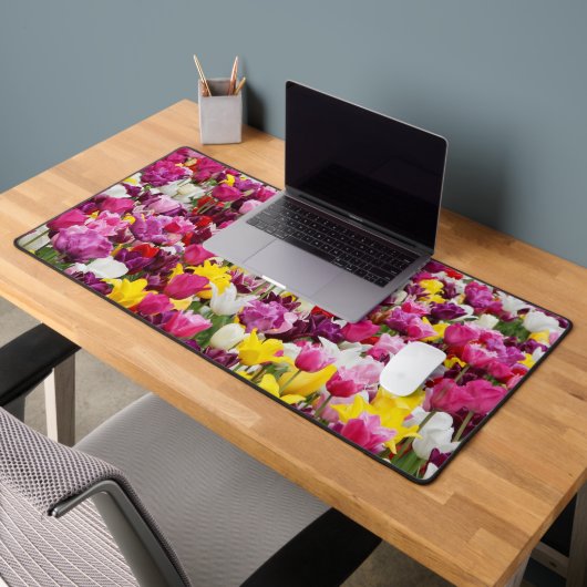 チューリップでいっぱいの畑 デスクマット (オフィス2)