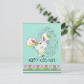 チューリップとイースター卵を持つキュートなイースターバニー シーズンポストカード (スタンド正面)