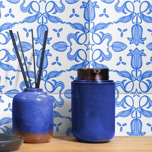 チューリップとスターパターン(の模様が)あるブルー白 タイル