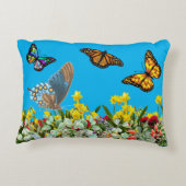 チューリップとデイジー付きバタフライフラワーガーデン アクセントクッション (裏面)