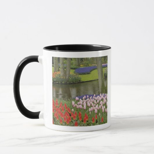 チューリップとムスカリの花の模様、 マグカップ (左)