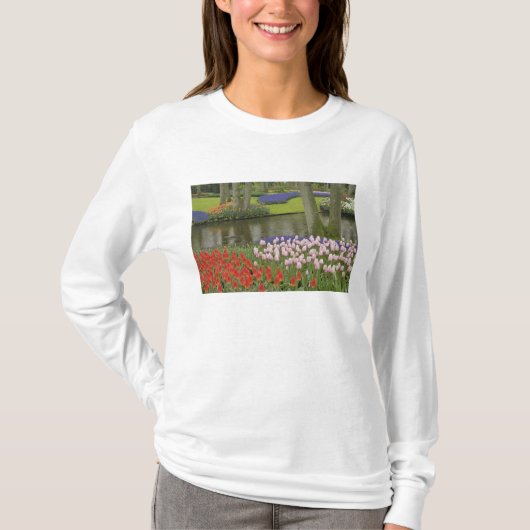チューリップとムスカリの花の模様、 Tシャツ (正面)