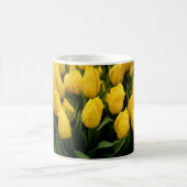 チューリップのフェスティバル- 27のマグ コーヒーマグカップ (中央)