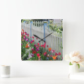 チューリップの庭白の棒杭の囲いの正方形の時計 スクエア壁時計 (ホーム)