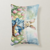 チューリップの牧草地のイースターバニー アクセントクッション (正面(垂直))