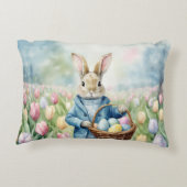 チューリップの牧草地のイースターバニー アクセントクッション (裏面)