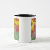 チューリップの花の裏側のクローズアップ 3 マグカップ (中央)