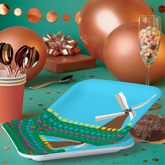 チューリップの花の間の風車 ペーパープレート