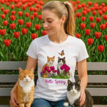 チューリップの花園の春の猫たち 