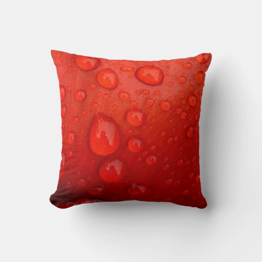 チューリップの花弁の雨滴のクローズアップ クッション (正面)