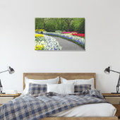 チューリップや水仙を通る歩道。 キャンバスプリント (インサイチュ (寝室))