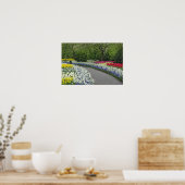 チューリップや水仙を通る歩道。 ポスター (キッチン)