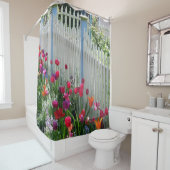 チューリップスの庭の白いピケット柵のシャワーカーテン シャワーカーテン (インサイチュ)
