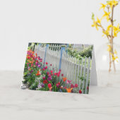チューリップスガーデンアロングホワイトピケットフェンスの写真 カード (黄色い花)