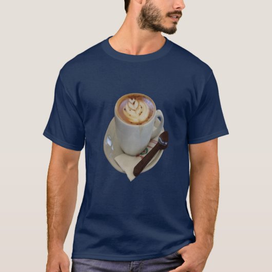 チューリップ付きアメリカーノコーヒーとデザインS Tシャツ (正面)