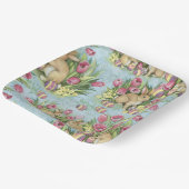 チューリップ付きガーデンのイースターバニー ペーパープレート (傾斜あり)