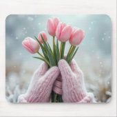 チューリップ束を保持したピンクの手袋 マウスパッド (正面)