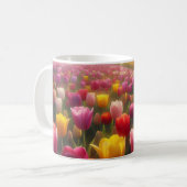 チューリップ鮮やかフィールドイン開花 コーヒーマグカップ (正面左)