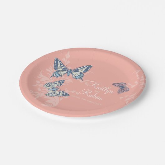 チョウチョウの珊瑚色のダークブルー結婚アート ペーパープレート (アングル)