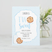 チョコチップクッキーと牛乳瓶と青いストローがデザインされたブルーの「Two Sweet Milk a 招待状 (スタンド正面)