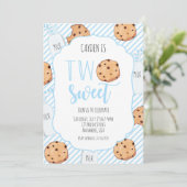 チョコチップクッキーと牛乳瓶と青いストローがデザインされたブルーの「Two Sweet Milk a 招待状 (スタンド正面)