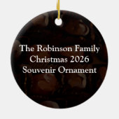 チョコホリック、ダークブラウン、赤いハートおもしろいデザイン セラミックオーナメント (裏面)