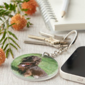 チョコレートおよびタンの長い髪のミニチュアダックスフント キーホルダー (正面右)