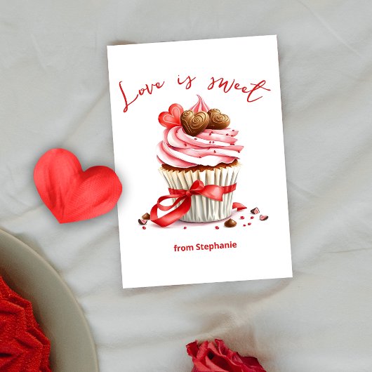 チョコレートと赤いリボンのハート入り甘いカップケーキ カード