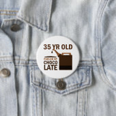 チョコレートによって燃料を供給される35歳 缶バッジ (インサイチュ)