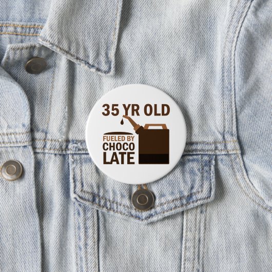 チョコレートによって燃料を供給される35歳 缶バッジ (インサイチュ)