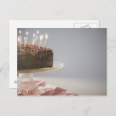 チョコレートのお誕生日ケーキとキャンドルのクローズアップ ポストカード (正面/裏面)