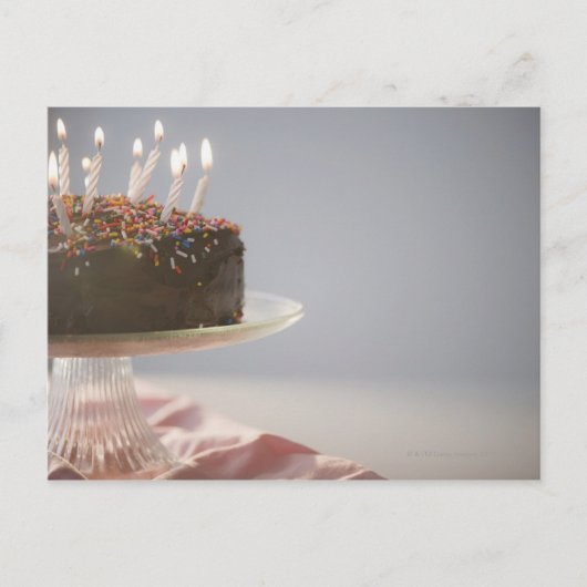 チョコレートのお誕生日ケーキとキャンドルのクローズアップ ポストカード (正面)