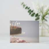 チョコレートのお誕生日ケーキとキャンドルのクローズアップ ポストカード (スタンド正面)