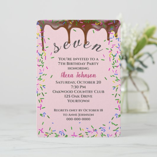 チョコレートのアイシングと振りかける誕生日付き7 招待状 (スタンド正面)
