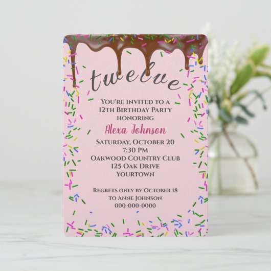 チョコレートのアイシングと振りかける12誕生日 招待状 (スタンド正面)