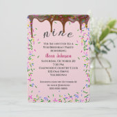 チョコレートのアイシングと振りかける9誕生日 招待状 (スタンド正面)