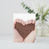 チョコレートを振りかける両手 ポストカード (スタンド正面)
