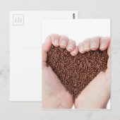 チョコレートを振りかける両手 ポストカード (正面/裏面)