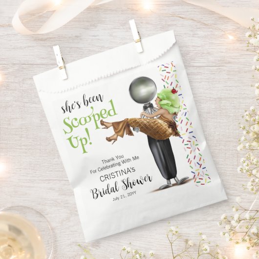 チョコレートアイススクリームをすくったブライダルシャワー フェイバーバッグ (クリップ留めされた状態)